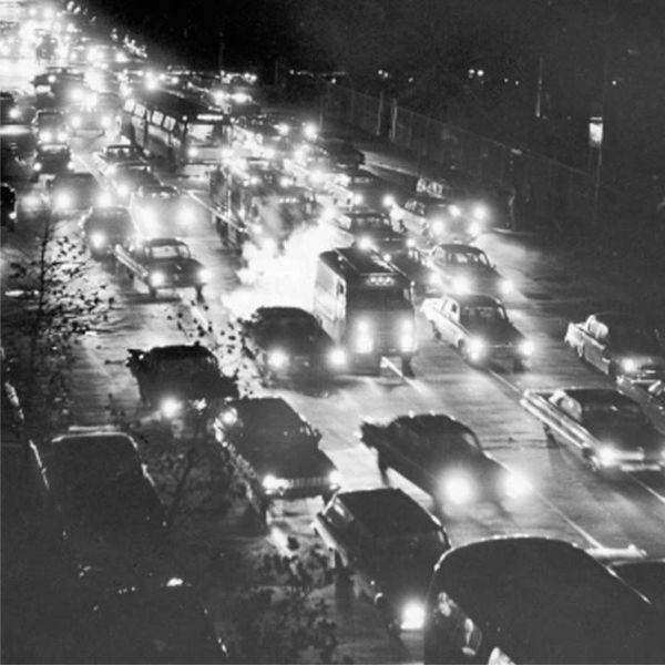 Fotografie a unui ambuteiaj din New York în timpul blackout-ului din 1965, care a afectat Nord-Estul Statelor Unite ale Americii. Blackout-ul din 9 noiembrie 1965 a fost, la vremea respectivă, cel mai sever blackout din istoria SUA. Pana de curent a afectat inclusiv părţi din Canada, pe lângă statele americane Connecticut, Massachusetts, New Hampshire, New Jersey, New York, Pennsylvania, Rhode Island, şi Vermont. Peste 30 de milioane de oameni şi 200.000 de km pătraţi au rămas fără electricitate pentru până la 13 ore.În seara de 9 noiembrie au fost înregistrate temperaturi mai scăzute decât media, iar cererea de energie pentru încălzire şi iluminare a împins sistemul aproape de capacitate. Cauza penei de curent a fost declanşarea unui releu de protecţie de pe o linie de transmisie - puternic încărcată - de la hidrocentrala Sir Adam Beck din Queenston, Ontaria, în apropierea Cascadei Niagara. Releul de siguranţă a fost programat greşit şi s-a declanşat în urma unei variaţii de putere originară hidrocentralei Robert Moses, tot din apropierea Cascadei Niagara, ceea ce a închis o linie principală a reţelei către sudul regiunii canadiene Ontario. Instant, energia care era transportată pe această linie s-a transferat pe alte linii, cauzând o suprasarcină care a dus la activarea altor relee de protecţie. Supraîncărcarea liniilor de interconectare cu statul american New York a dus la extinderea penei de curent în cele opt state americane.Alte capacităţi de producţie au fost şi ele afectate şi au fost oprite automat, iar sistemul de distribuţie a fost în haos, în urma cascadei în reţea a efectelor supraîncărcării şi a pierderii capacităţii de generare, rupând reţeaua în "insule". Staţii după staţii au experimentat dezechilibre şi s-au închis automat, însă statele din sudul SUA nu au fost afectate, ca urmare a limitării conectării de nordul SUA. Fotografie a unui ambuteiaj din New York în timpul blackout-ului din 1965, care a afectat Nord-Estul Statelor Unite ale Americii. Blackout-ul din 9 noiembrie 1965 a fost, la vremea respectivă, cel mai sever blackout din istoria SUA. Pana de curent a afectat inclusiv părţi din Canada, pe lângă statele americane Connecticut, Massachusetts, New Hampshire, New Jersey, New York, Pennsylvania, Rhode Island, şi Vermont. Peste 30 de milioane de oameni şi 200.000 de km pătraţi au rămas fără electricitate pentru până la 13 ore.În seara de 9 noiembrie au fost înregistrate temperaturi mai scăzute decât media, iar cererea de energie pentru încălzire şi iluminare a împins sistemul aproape de capacitate. Cauza penei de curent a fost declanşarea unui releu de protecţie de pe o linie de transmisie - puternic încărcată - de la hidrocentrala Sir Adam Beck din Queenston, Ontaria, în apropierea Cascadei Niagara. Releul de siguranţă a fost programat greşit şi s-a declanşat în urma unei variaţii de putere originară hidrocentralei Robert Moses, tot din apropierea Cascadei Niagara, ceea ce a închis o linie principală a reţelei către sudul regiunii canadiene Ontario. Instant, energia care era transportată pe această linie s-a transferat pe alte linii, cauzând o suprasarcină care a dus la activarea altor relee de protecţie. Supraîncărcarea liniilor de interconectare cu statul american New York a dus la extinderea penei de curent în cele opt state americane.Alte capacităţi de producţie au fost şi ele afectate şi au fost oprite automat, iar sistemul de distribuţie a fost în haos, în urma cascadei în reţea a efectelor supraîncărcării şi a pierderii capacităţii de generare, rupând reţeaua în "insule". Staţii după staţii au experimentat dezechilibre şi s-au închis automat, însă statele din sudul SUA nu au fost afectate, ca urmare a limitării conectării de nordul SUA.